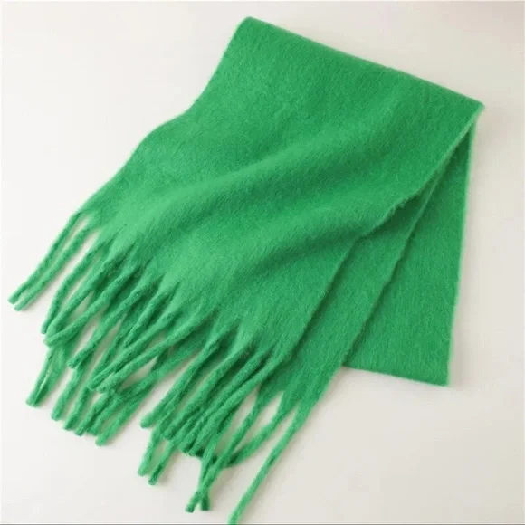 NWOT Gorgeous Thick Winter Scarf in Grass Green - Picture 3 of 4